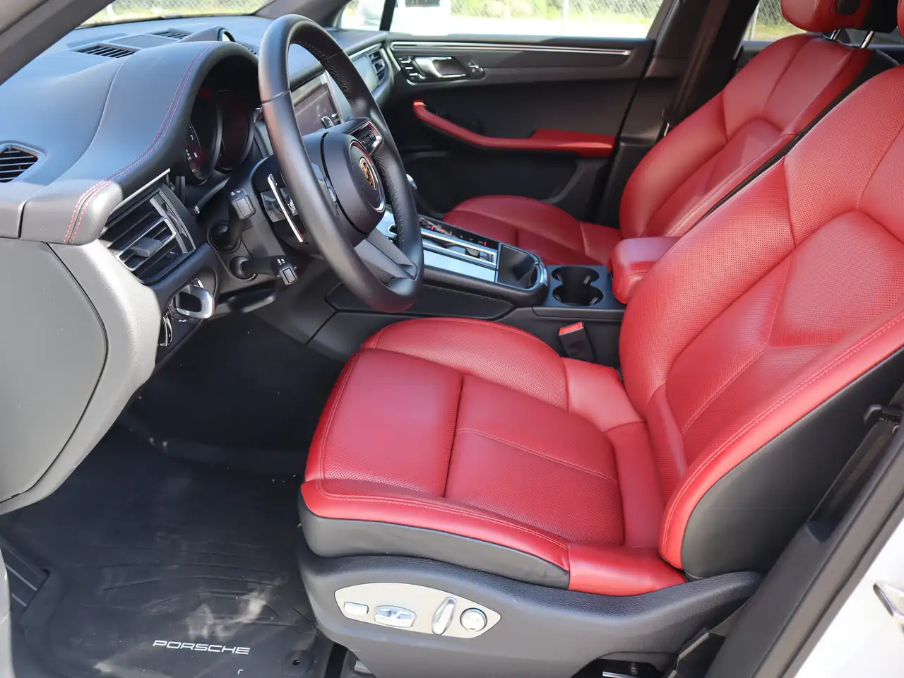 Porsche Macan photo Porsche Macan