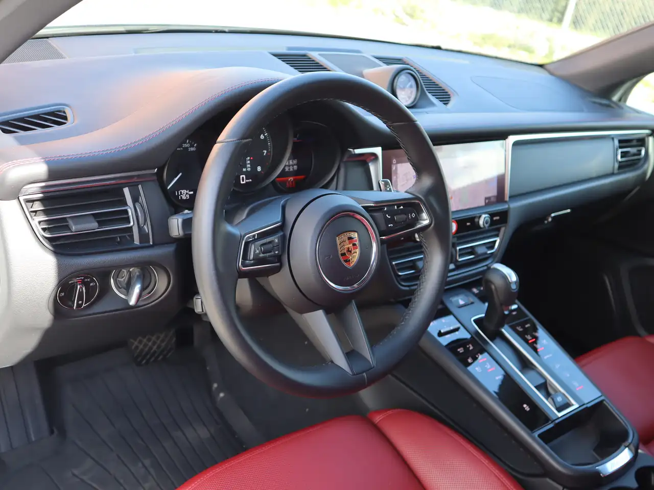 Porsche Macan photo Porsche Macan