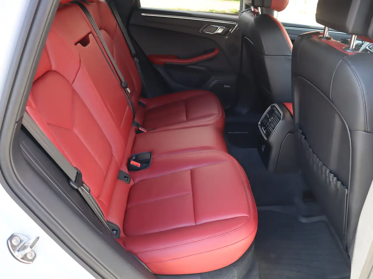 Porsche Macan photo Porsche Macan