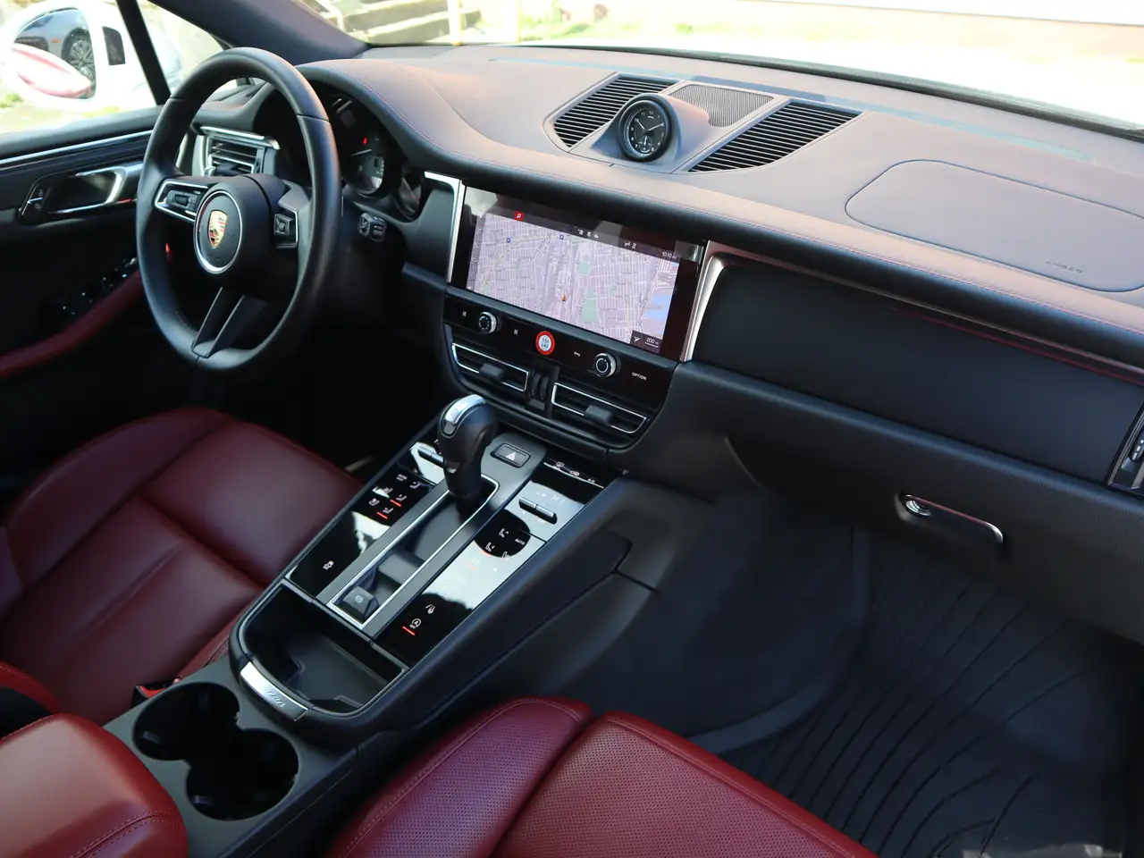Porsche Macan photo Porsche Macan