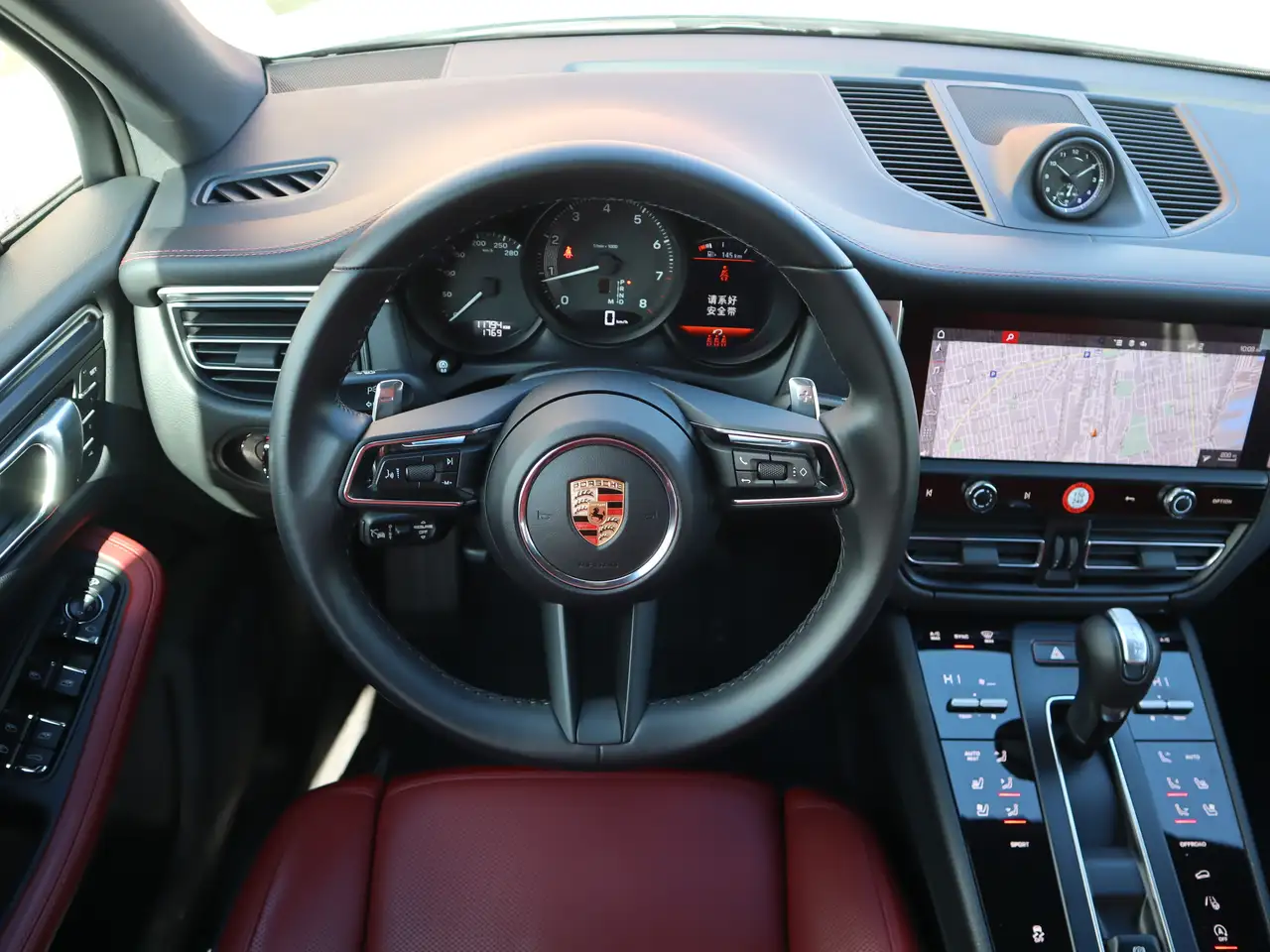 Porsche Macan photo Porsche Macan