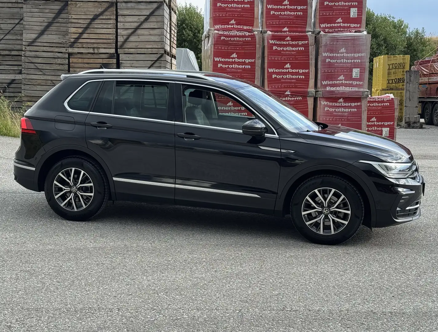 Volkswagen Tiguan 2,0 TDI Life LED ACC Schwarz - 2