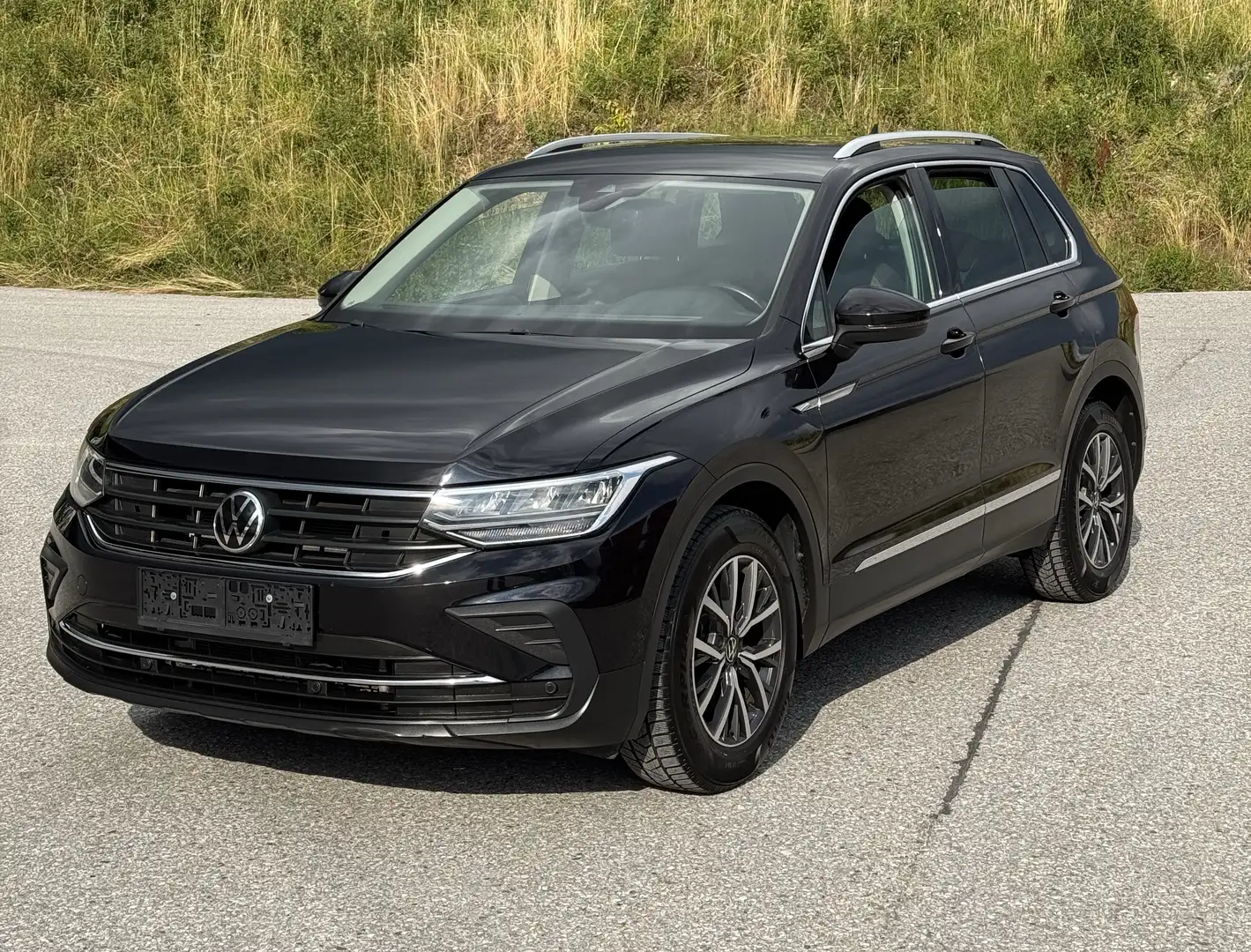 Volkswagen Tiguan 2,0 TDI Life LED ACC Schwarz - 1