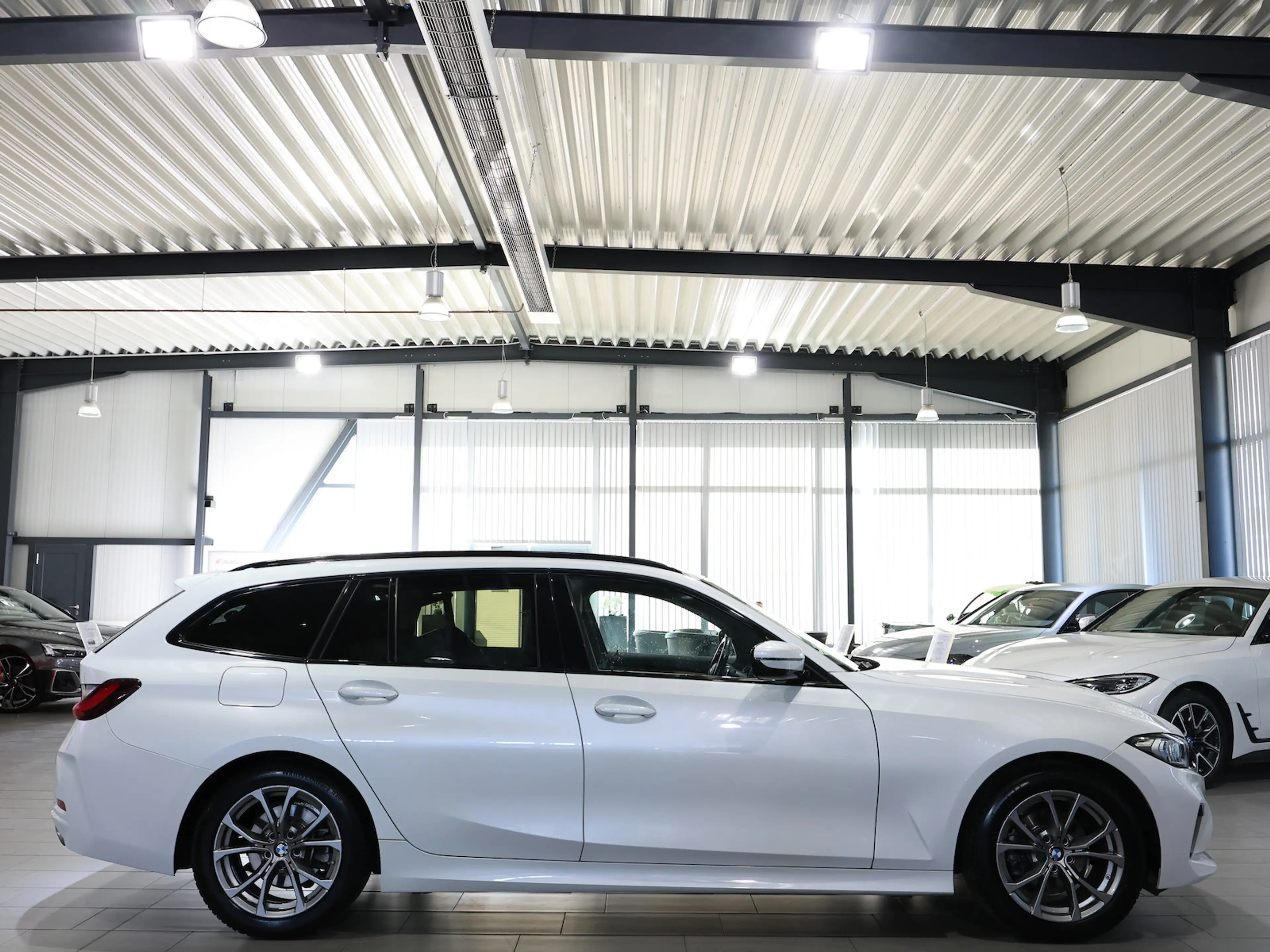 BMW 318 318d Touring SPORT WHITE & BROWN / CURVED+HUD — photo 10