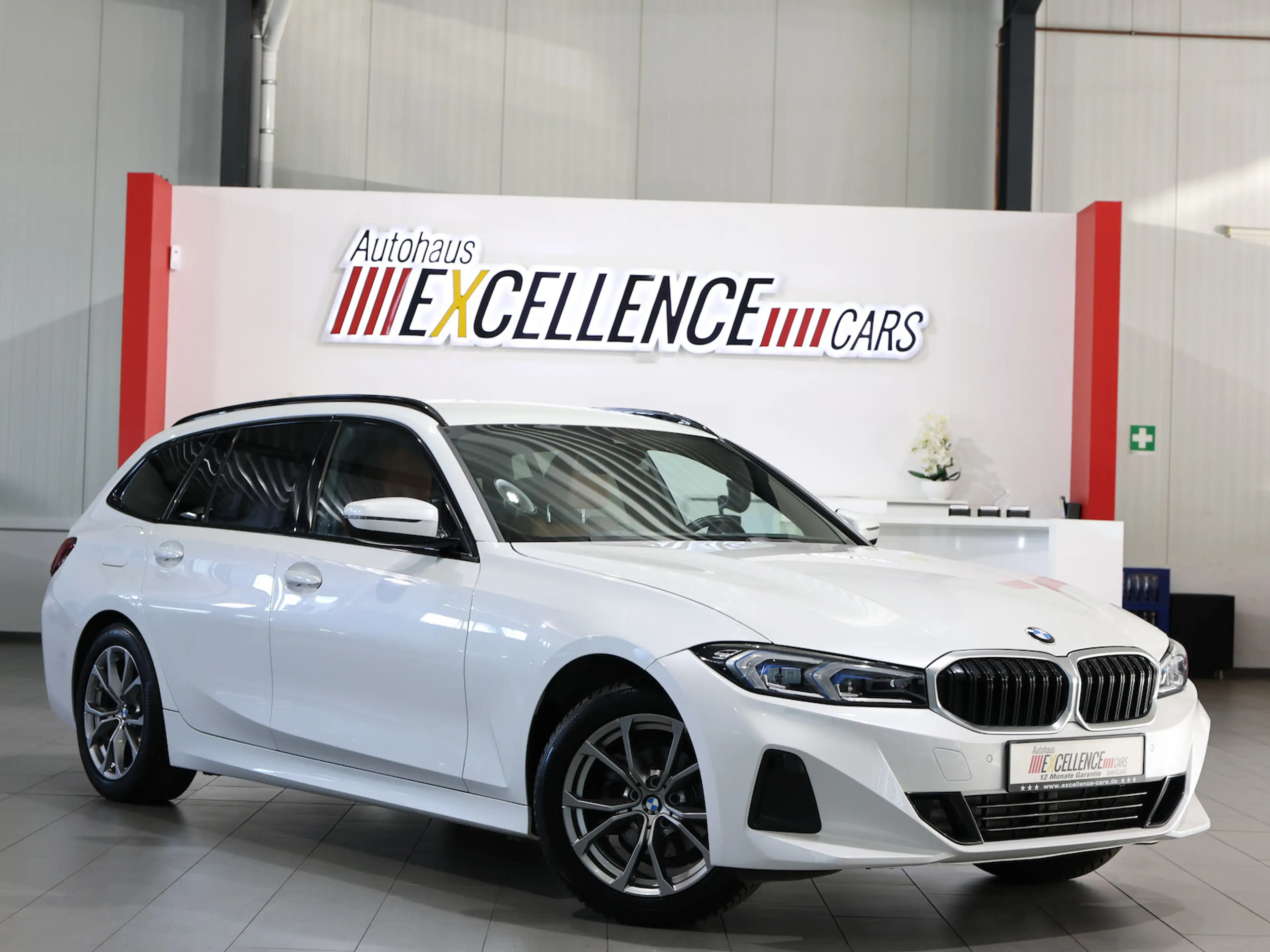 BMW 318 318d Touring SPORT WHITE & BROWN / CURVED+HUD — photo 2