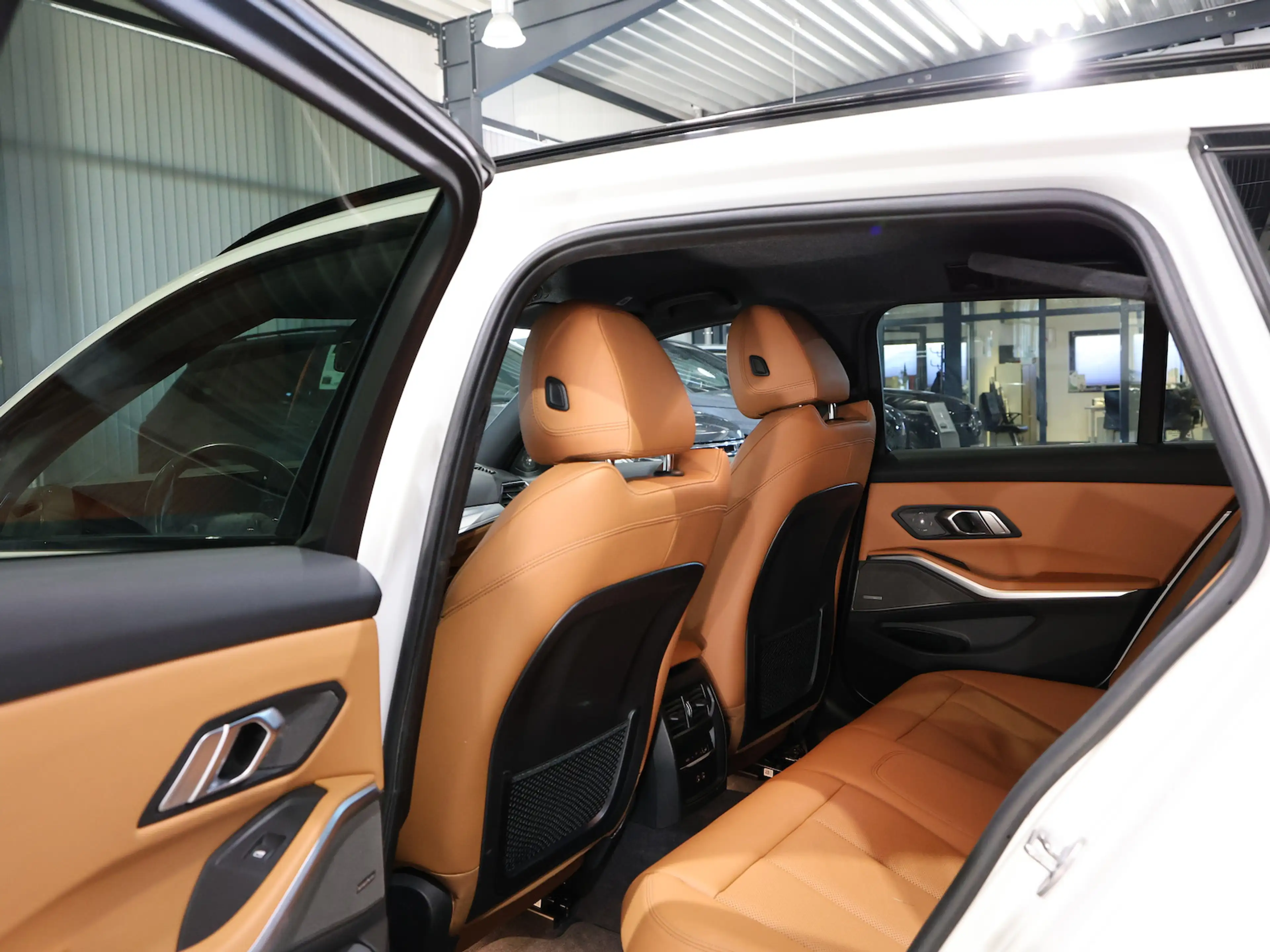 BMW 318 318d Touring SPORT WHITE & BROWN / CURVED+HUD — photo 15