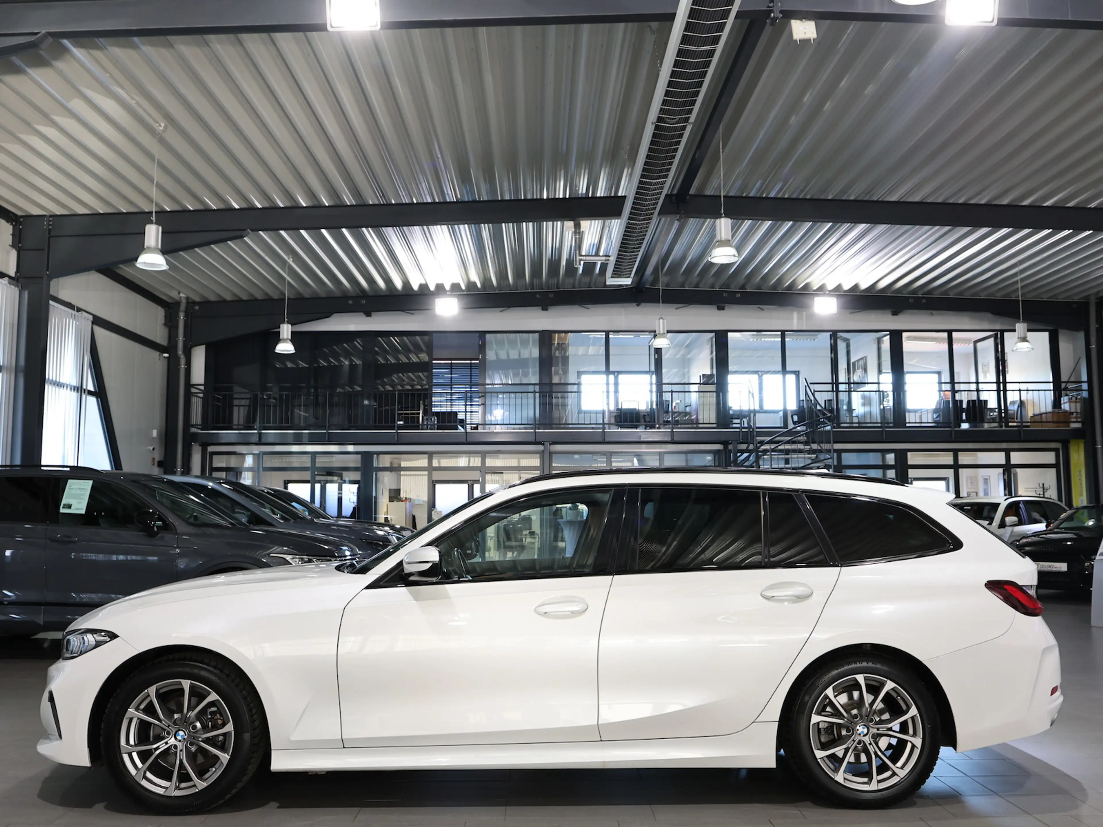 BMW 318 318d Touring SPORT WHITE & BROWN / CURVED+HUD — photo 9