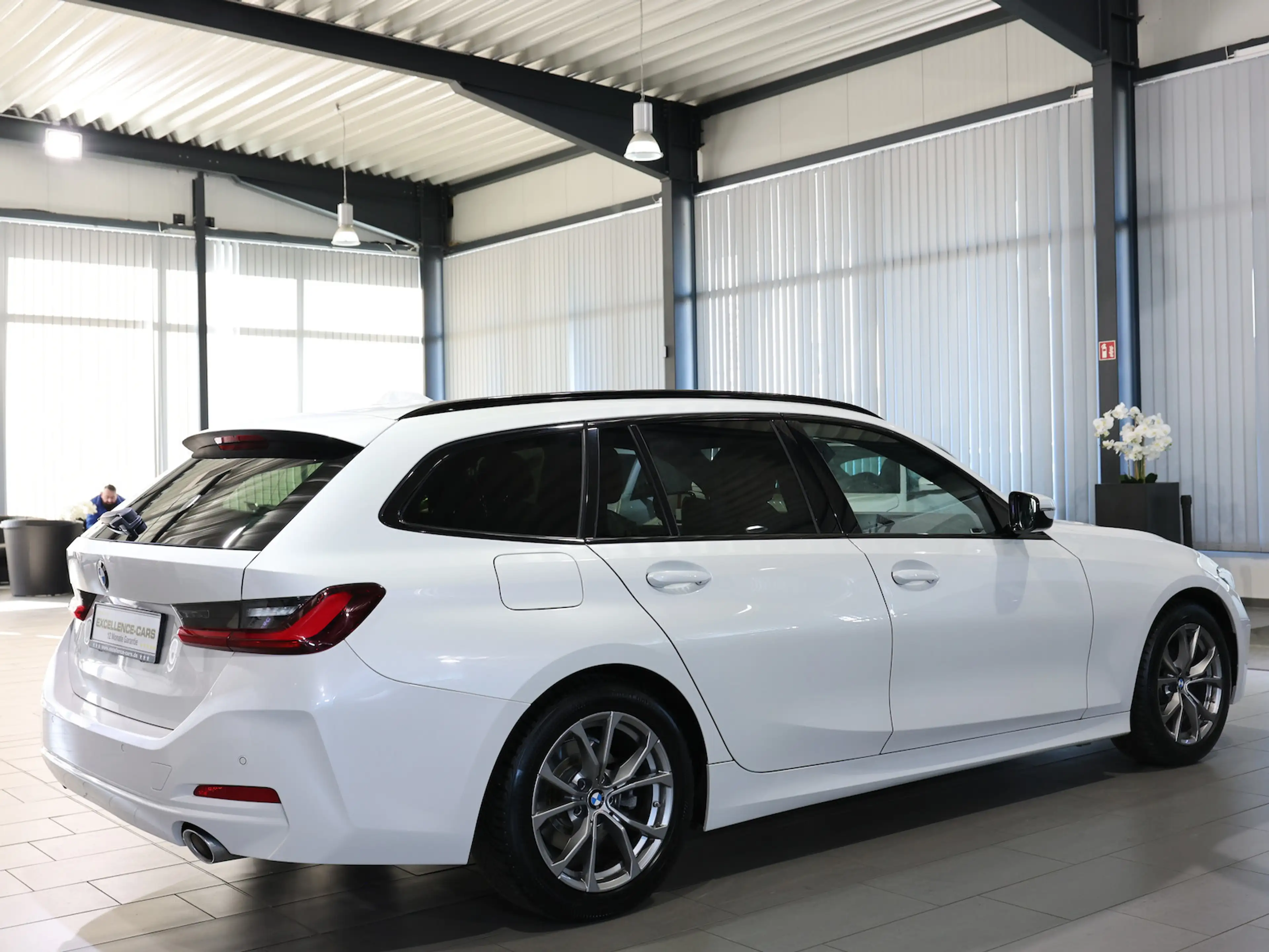 BMW 318 318d Touring SPORT WHITE & BROWN / CURVED+HUD — photo 11