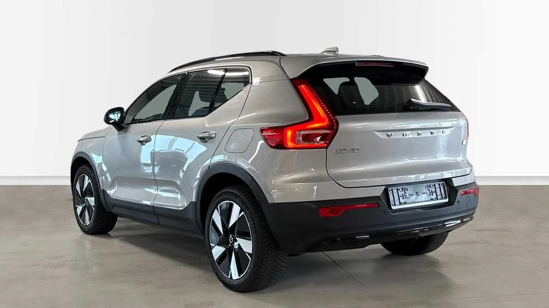 Volvo XC40 Core Single Motor Extended Range | Camera | Park A Argento - 2