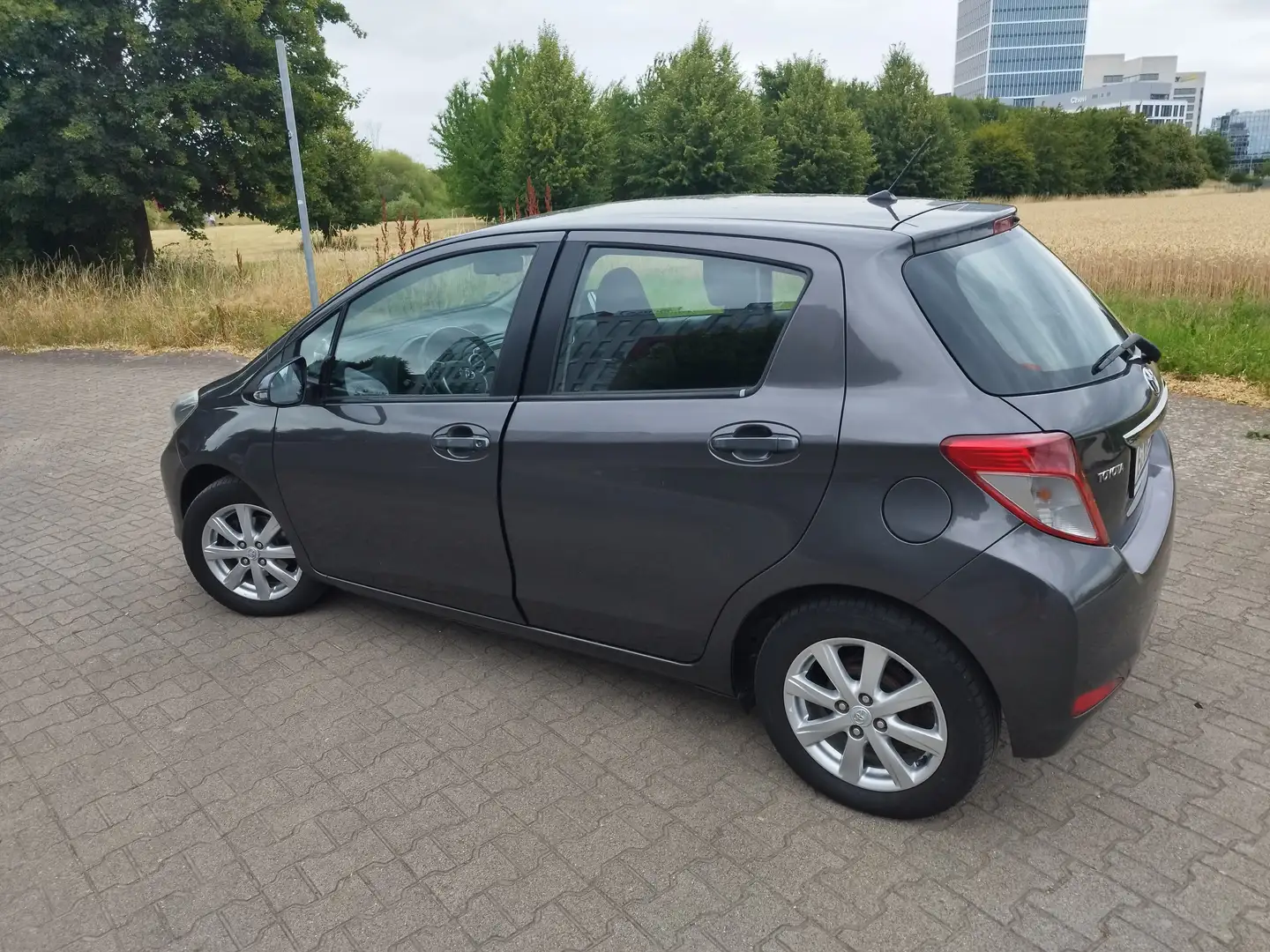 Toyota Yaris Yaris 1.33 VVT-i Life Silber - 2