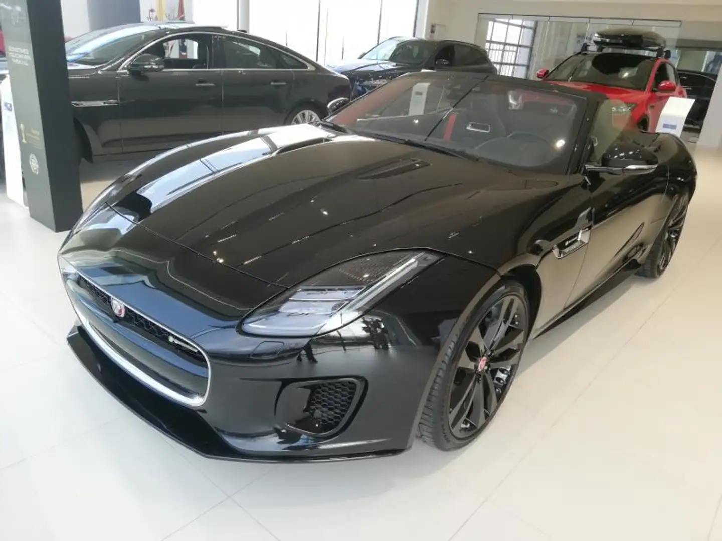 Jaguar F-Type R-Dynamic convertible P300 Schwarz - 1