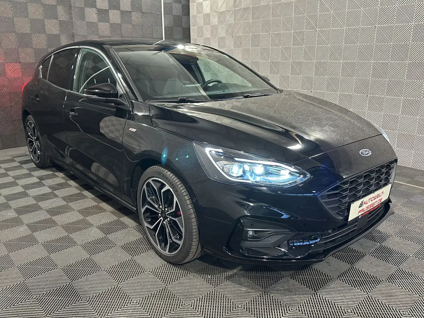 Ford Focus Lim. 1.0*ST LINE X*LED-PANO-ACC-R.KAM-SHZ Schwarz - 1