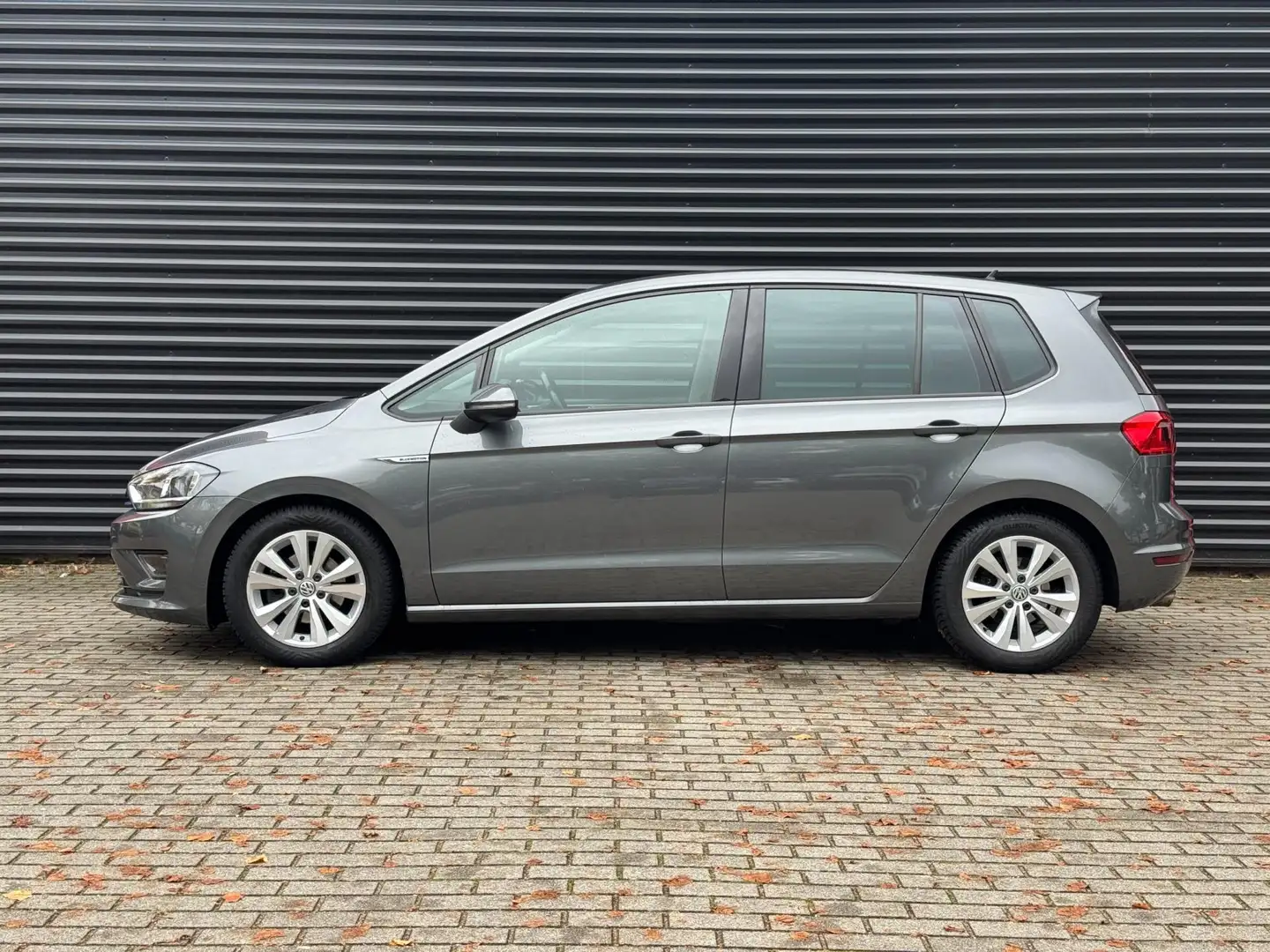 Volkswagen Golf Sportsvan 1.0 TSI Comfortline | Automaat | Airco | Navigatie Grau - 2