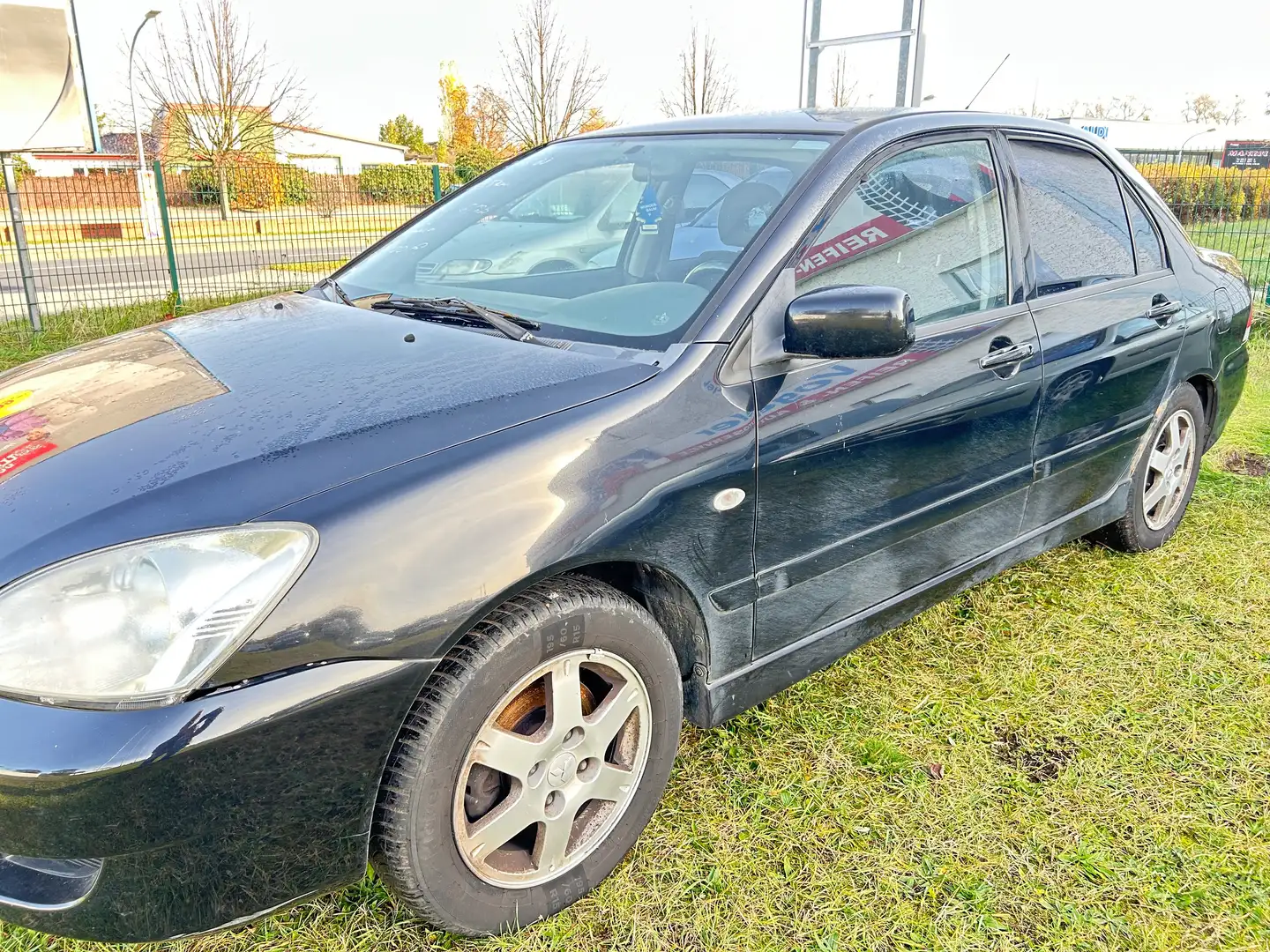 Mitsubishi Lancer Lancer 1.6 Invite Schwarz - 2