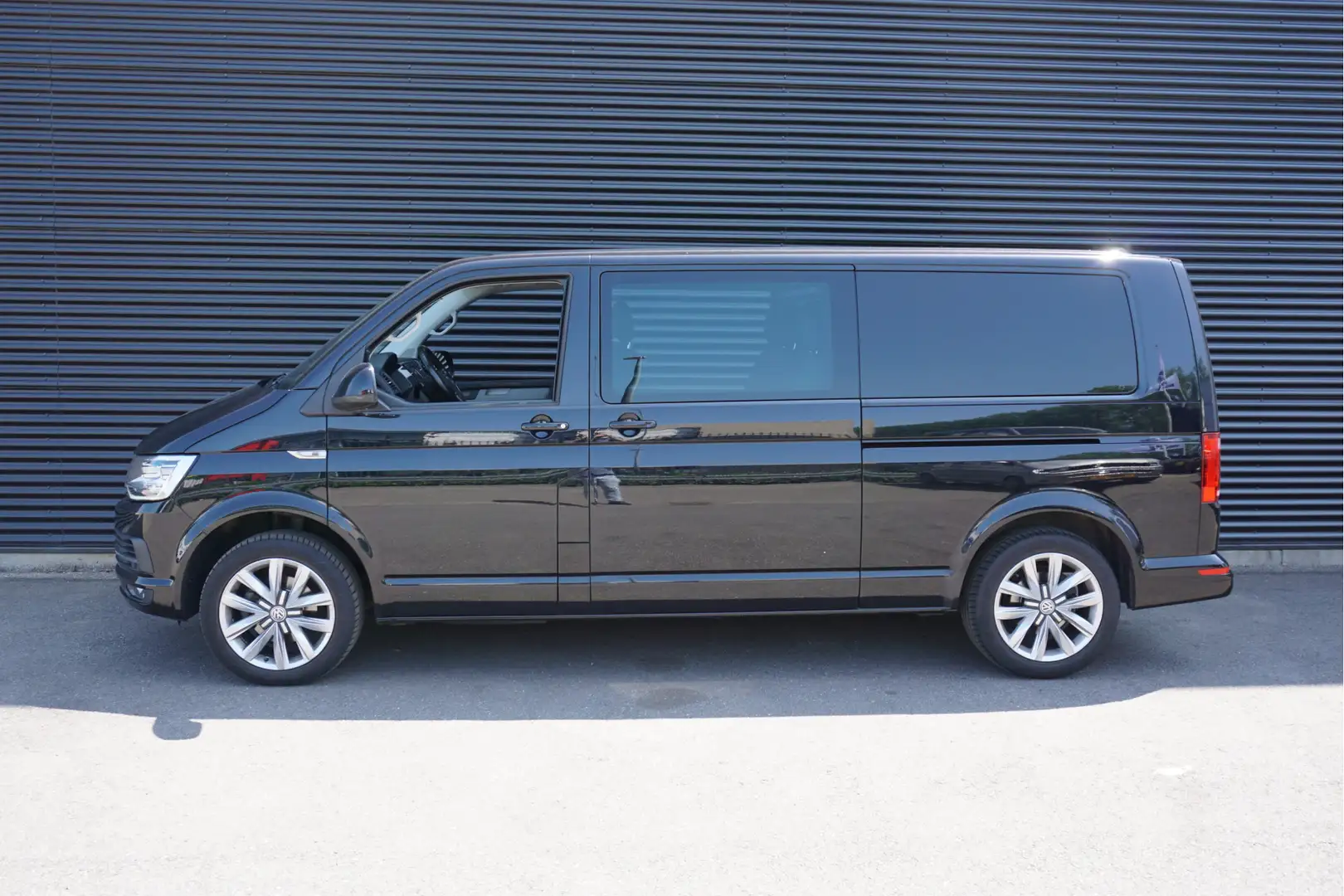 Volkswagen T6 Transporter 28 | 150 PK DSG | L2H1 | Cruise | Navi | Schuifdak Zwart - 2