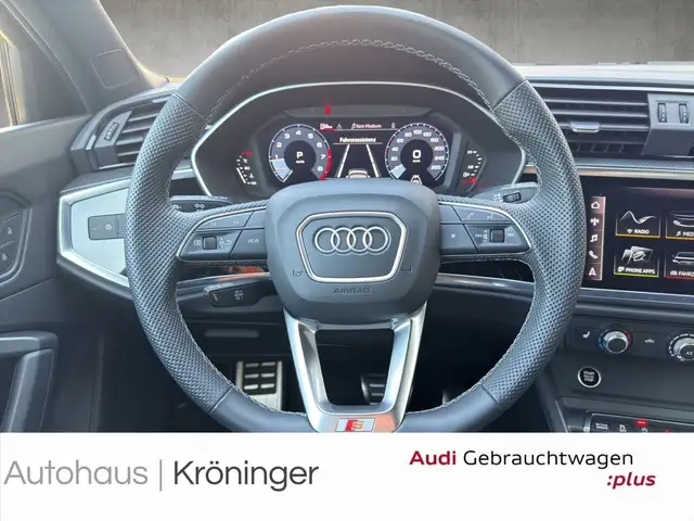 Audi Q3 view 11