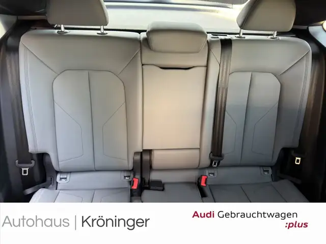 Audi Q3 view 10