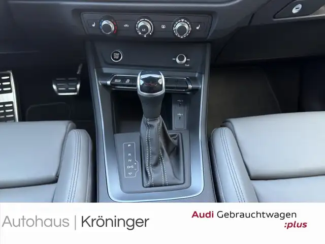 Audi Q3 view 14