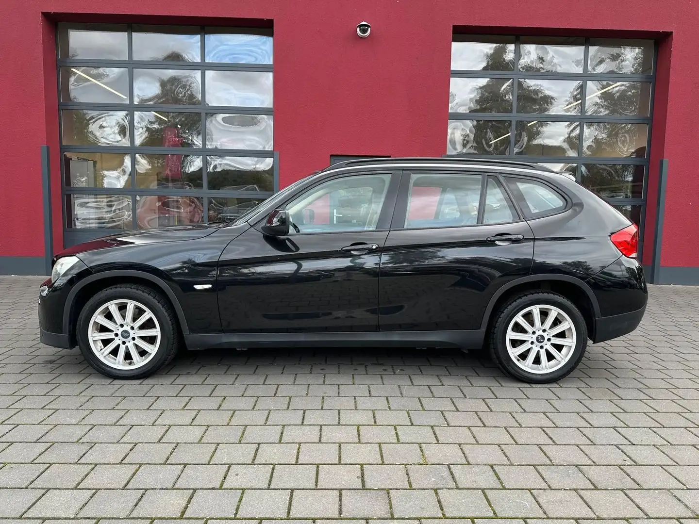 BMW X1 18i sDrive//PANO//LEDER//SHZ//KLIMA// Noir - 2