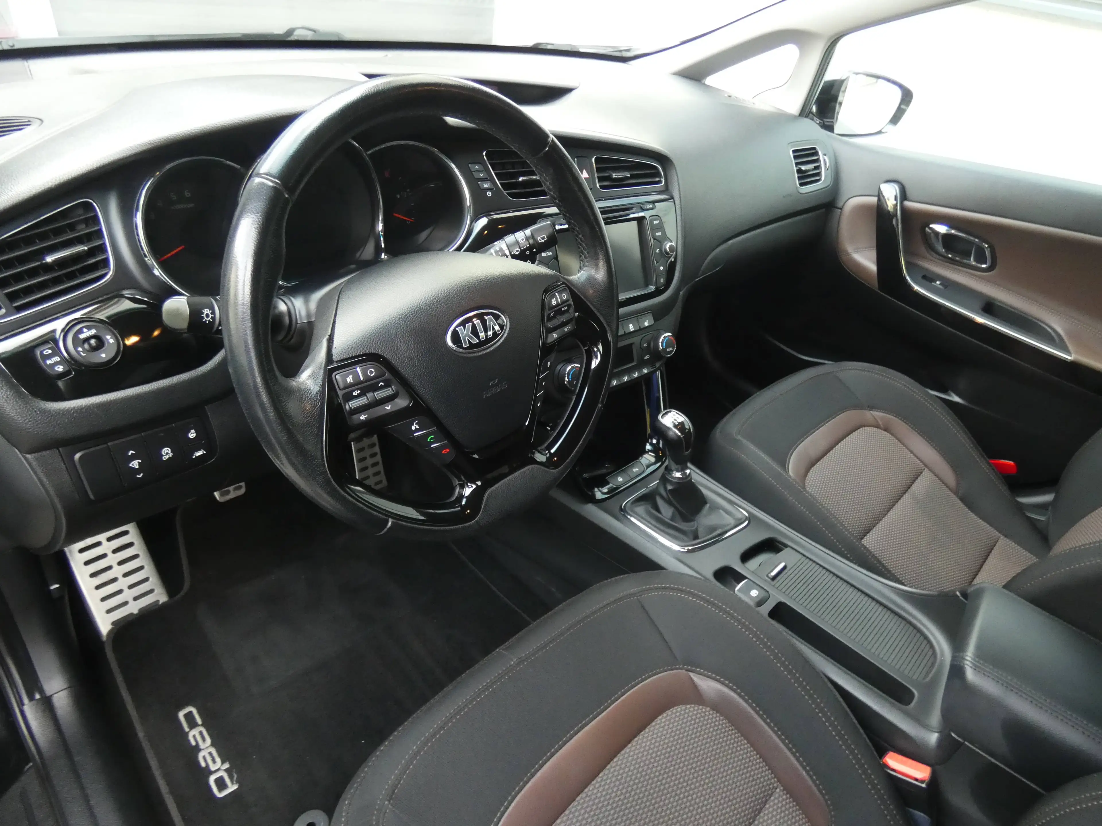 Kia Ceed SW / cee'd SW Platinum Edition — photo 11
