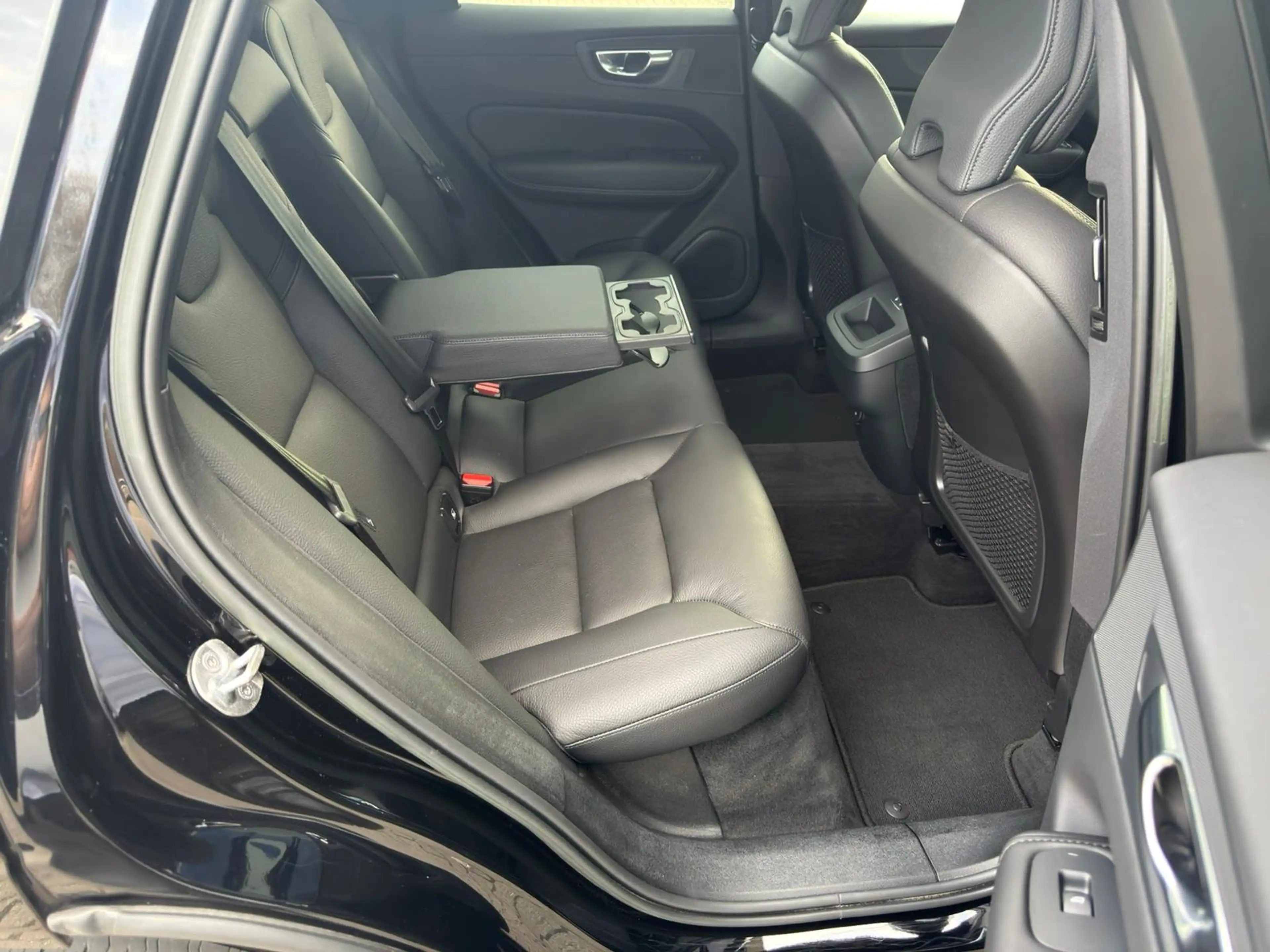 Volvo V60 Cross Country B4d Diesel Ultimate AWD — photo 14