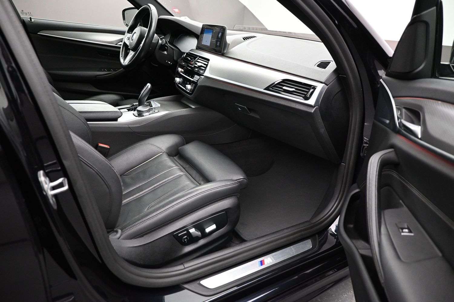 2020 BMW 5 Series 530i xDrive Blind Spot Monitoring | Sunroof | Tri- 4 cyl thumb 34