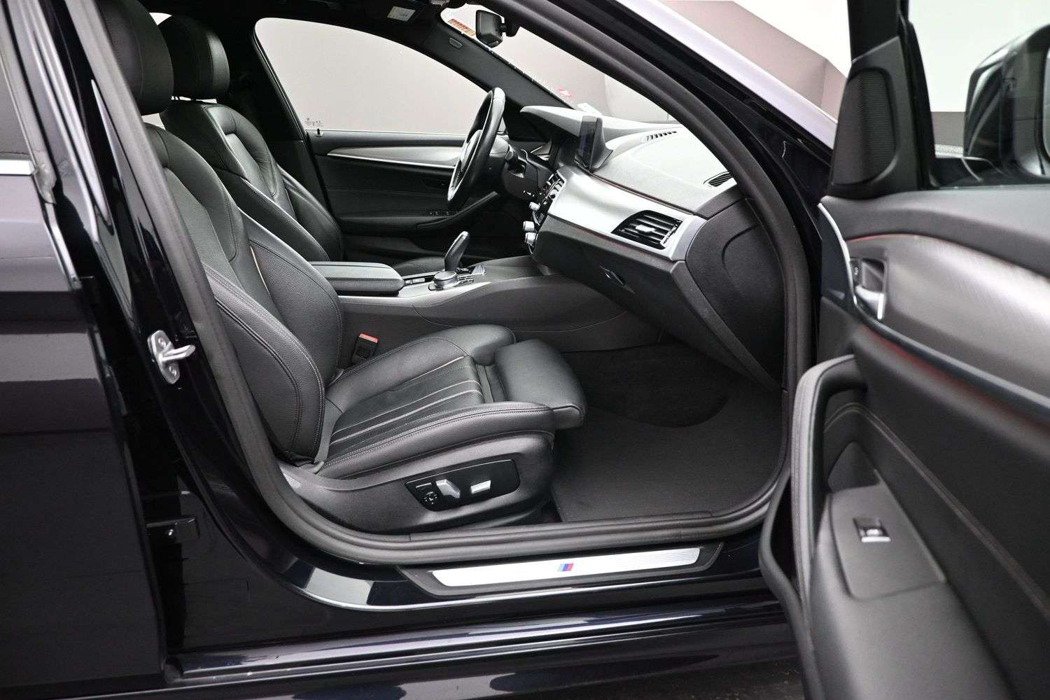 2020 BMW 5 Series 530i xDrive Blind Spot Monitoring | Sunroof | Tri- 4 cyl thumb 33