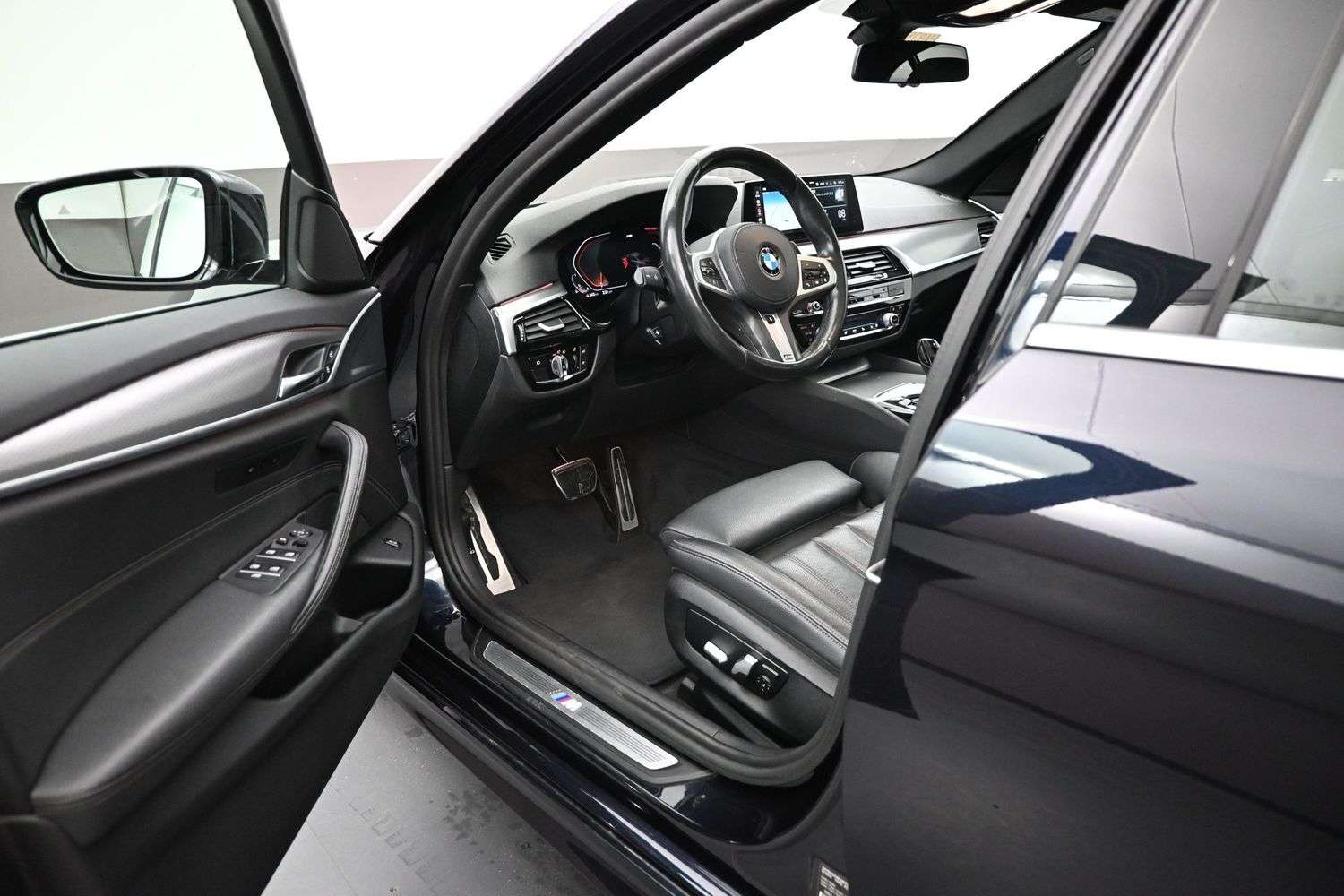 2020 BMW 5 Series 530i xDrive Blind Spot Monitoring | Sunroof | Tri- 4 cyl thumb 17