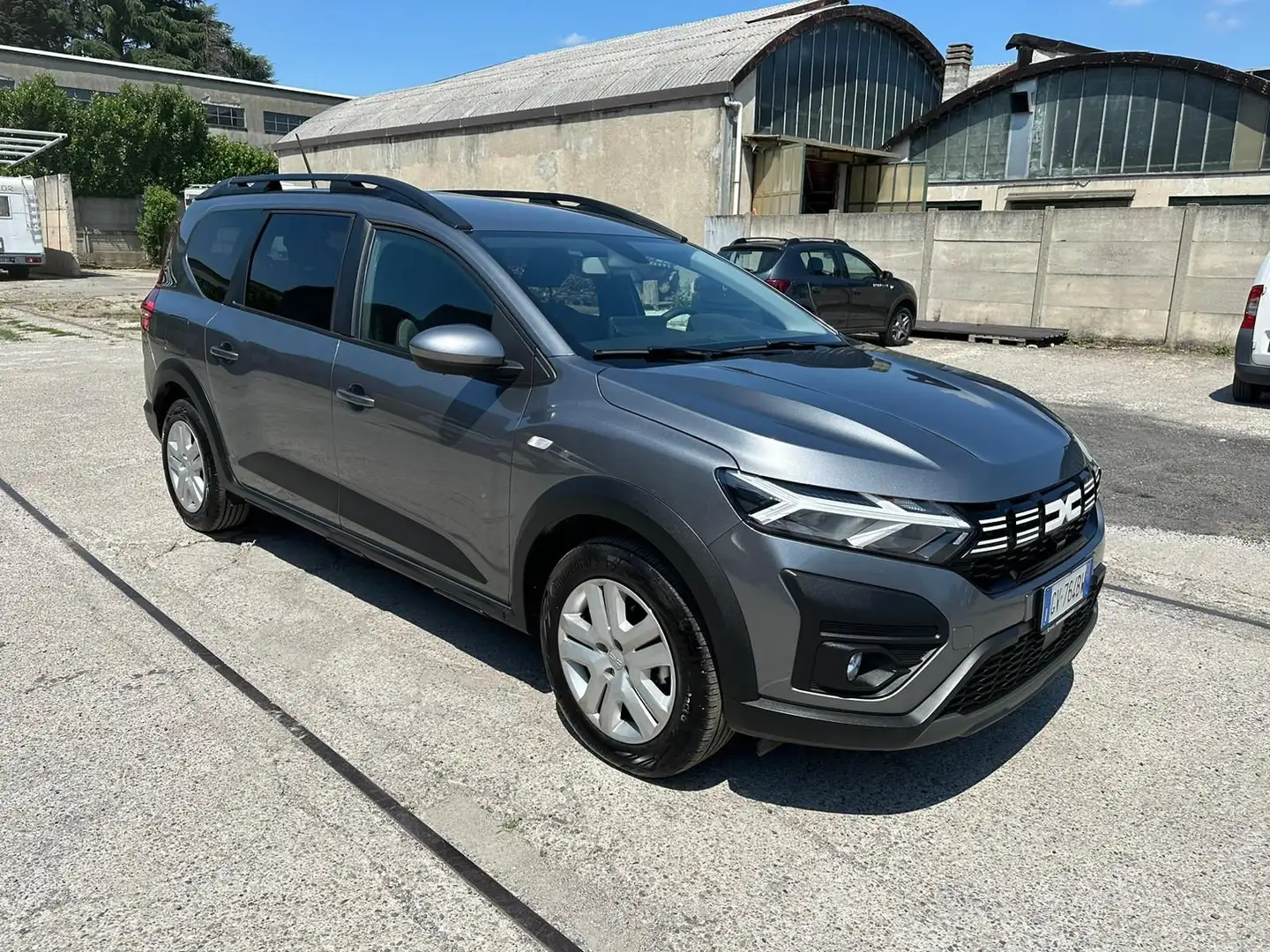 Dacia Jogger 1.6 Hybrid 140 7 posti Expression Grigio - 2