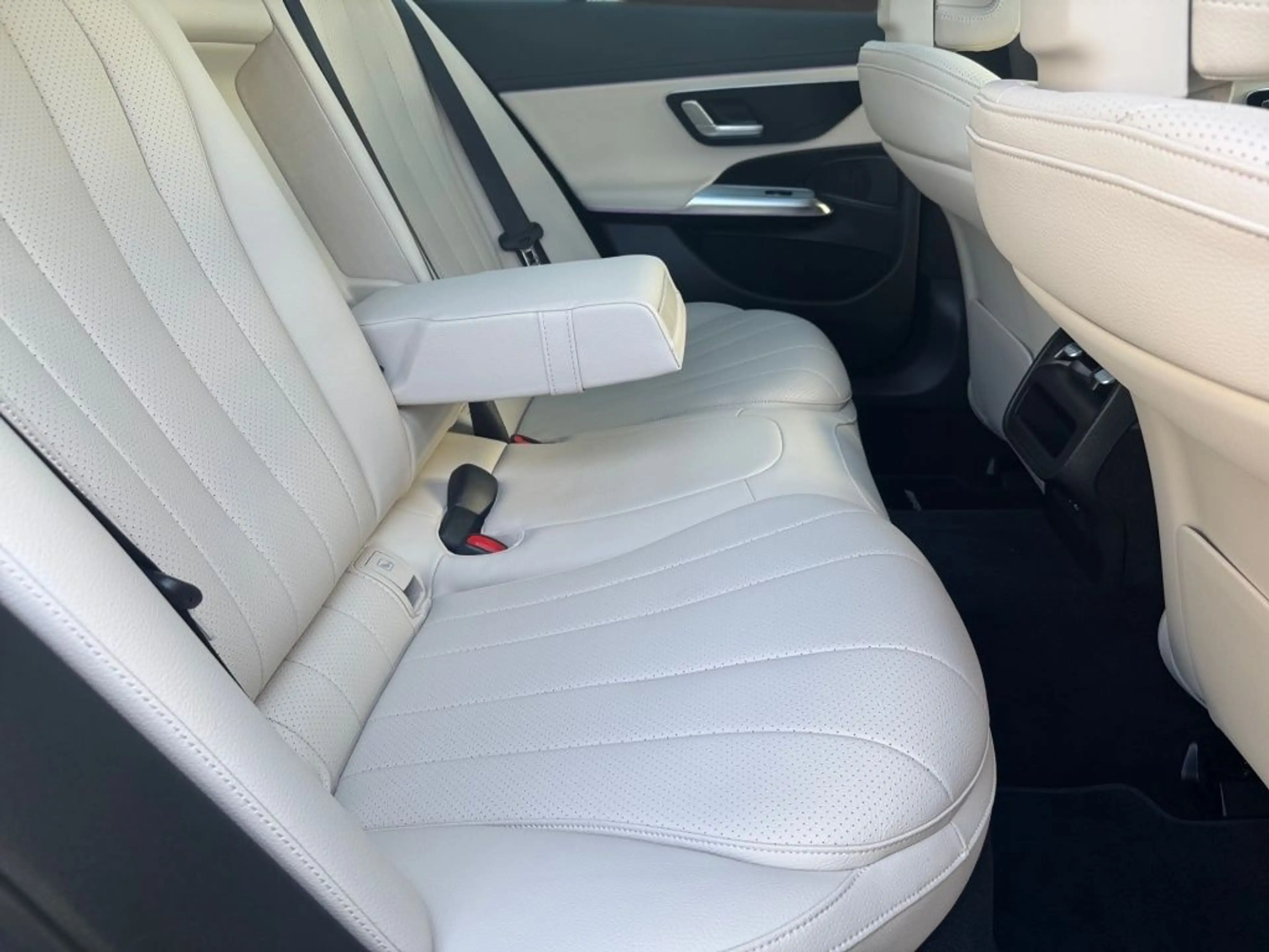 Mercedes-Benz E 300 e AMG, 20'', Night, Pano, Beige Int,DIGITA — photo 4