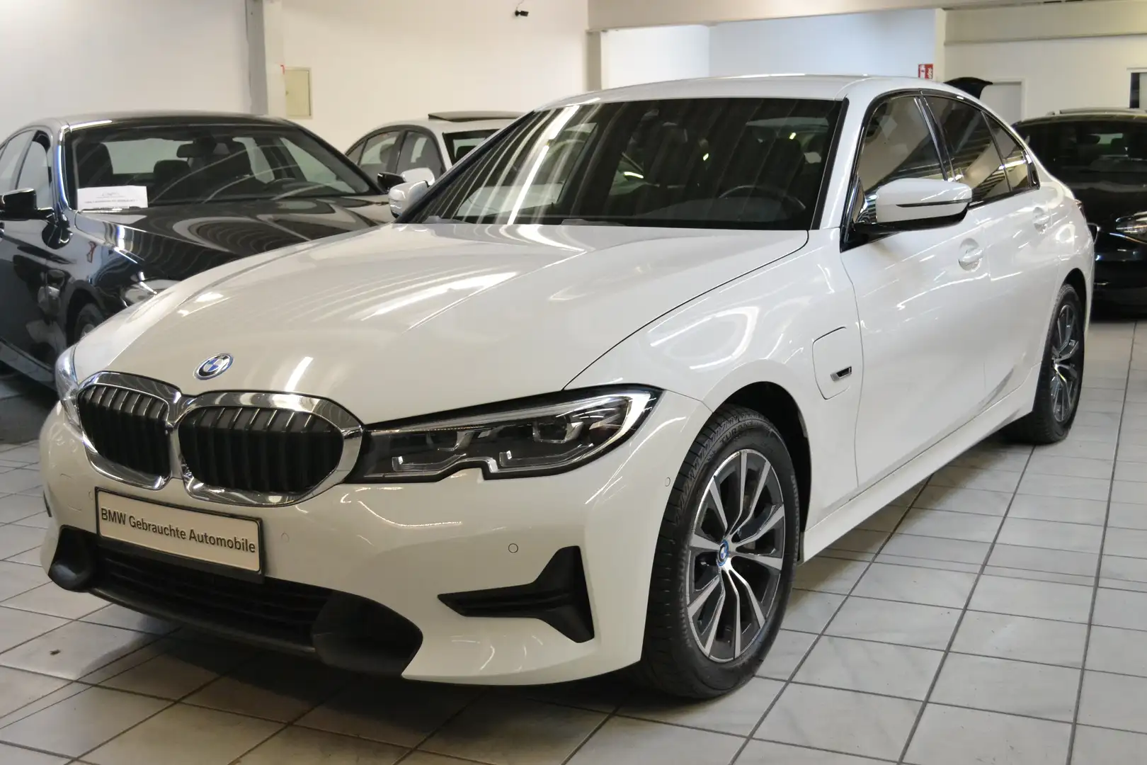 BMW 330 E G20 Sport Line *LED*T-LEDER*NAVI*LIVE-COCKPIT Weiß - 1