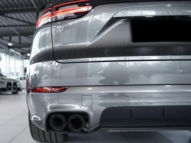 Porsche Cayenne view 8