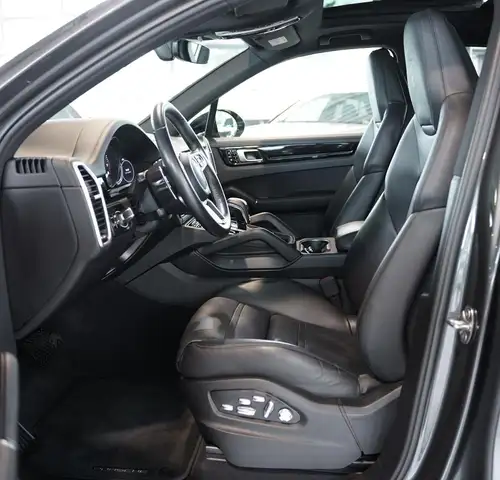 Porsche Cayenne view 15