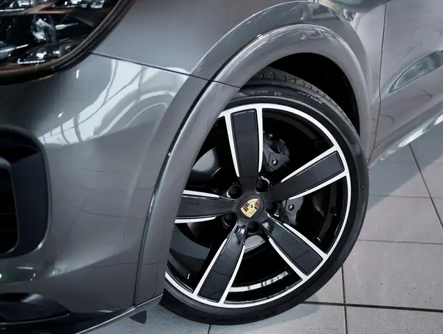 Porsche Cayenne view 12