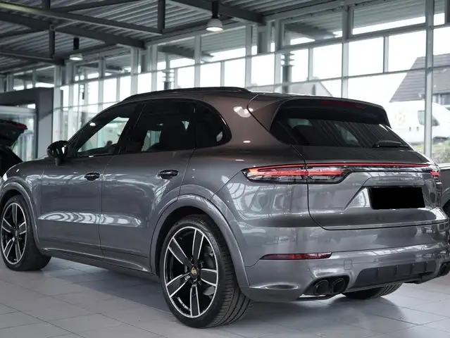 Porsche Cayenne view 3