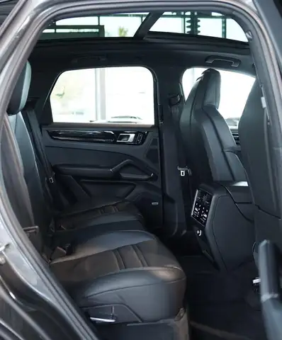 Porsche Cayenne view 10
