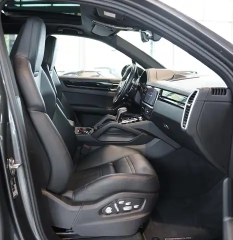 Porsche Cayenne view 11