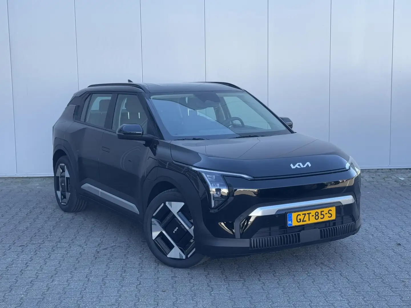 Kia EV3 Air 58.3 kWh | 19 inch | Parkeersensoren Voor + Ac Zwart - 2