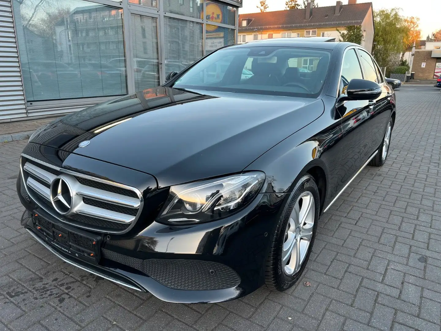 Mercedes-Benz E 200 E -Klasse Lim. E 200 Zwart - 1