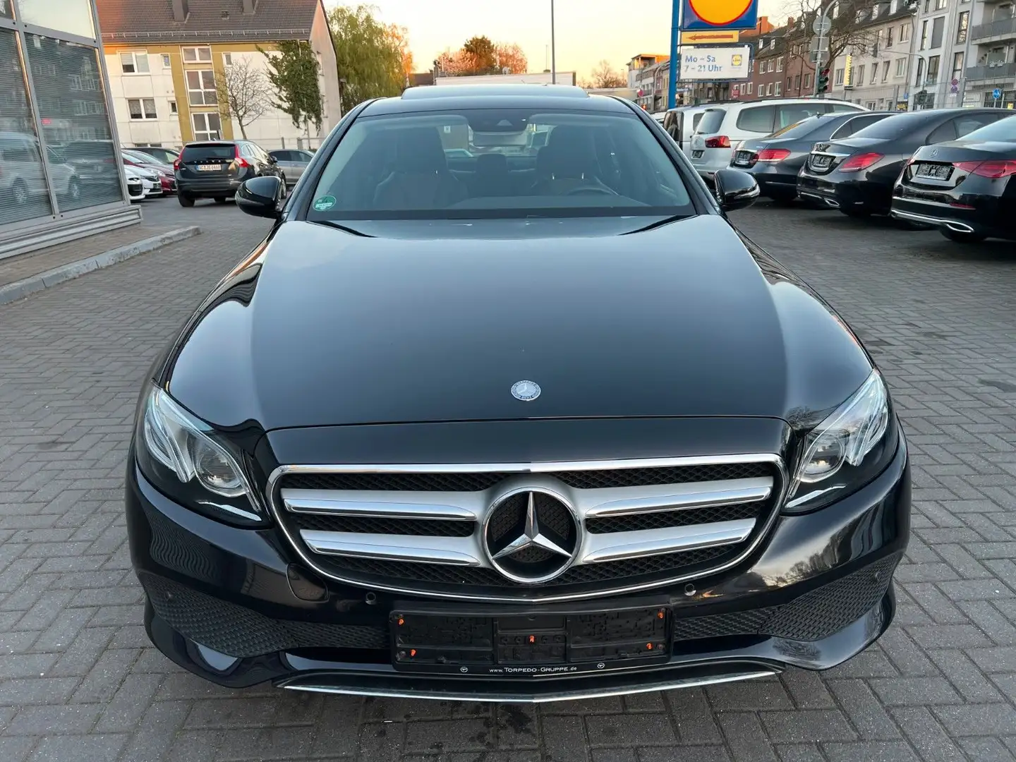 Mercedes-Benz E 200 E -Klasse Lim. E 200 Zwart - 2