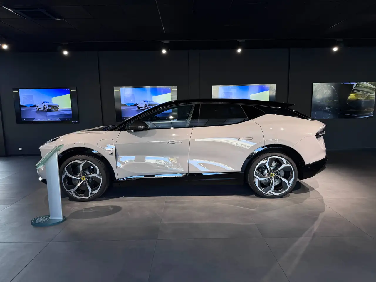 Lotus Eletre 2026