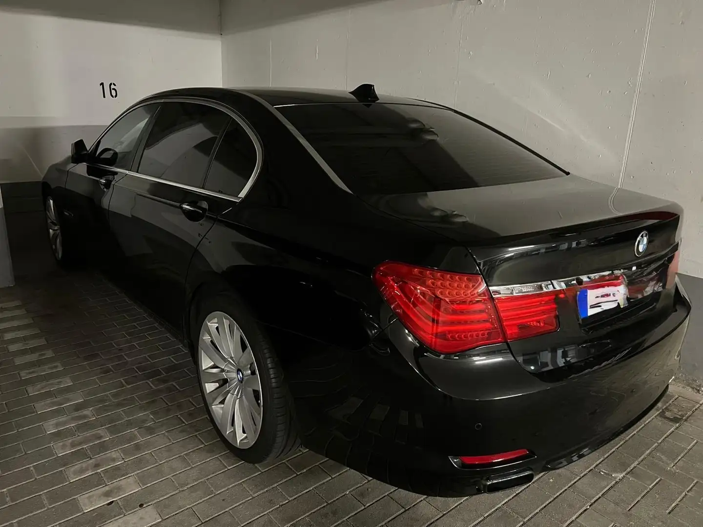BMW 750 7er 750Li Schwarz - 2