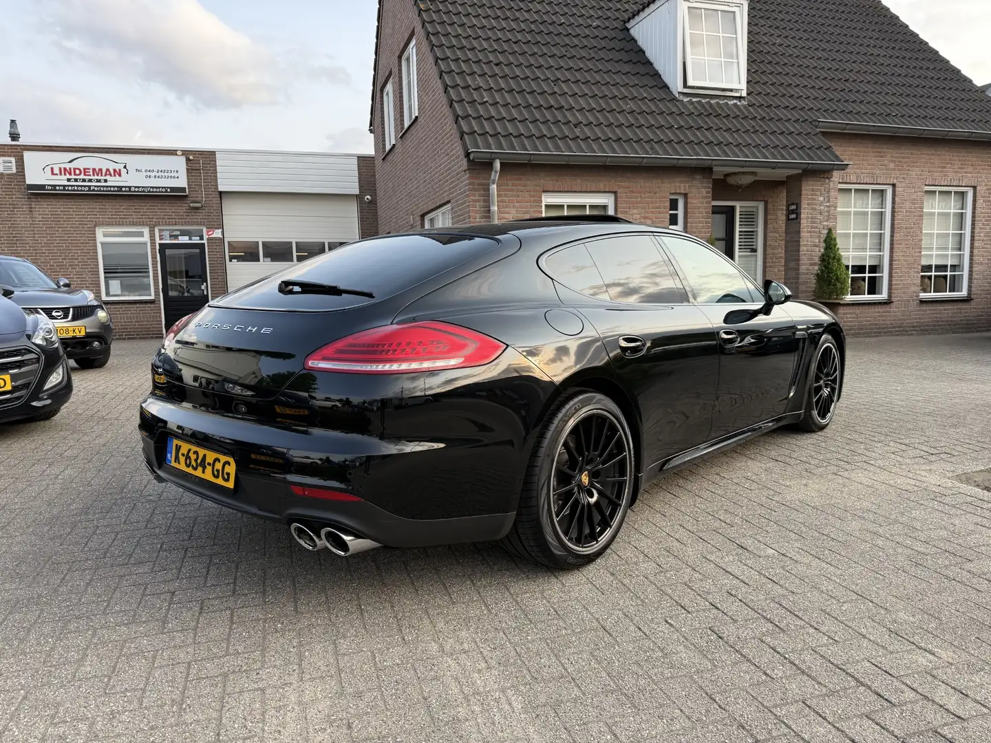 Porsche Panamera 3.0 D Aut. 301pk Luchtvering Schuifdak 20" LED Zwart - 2