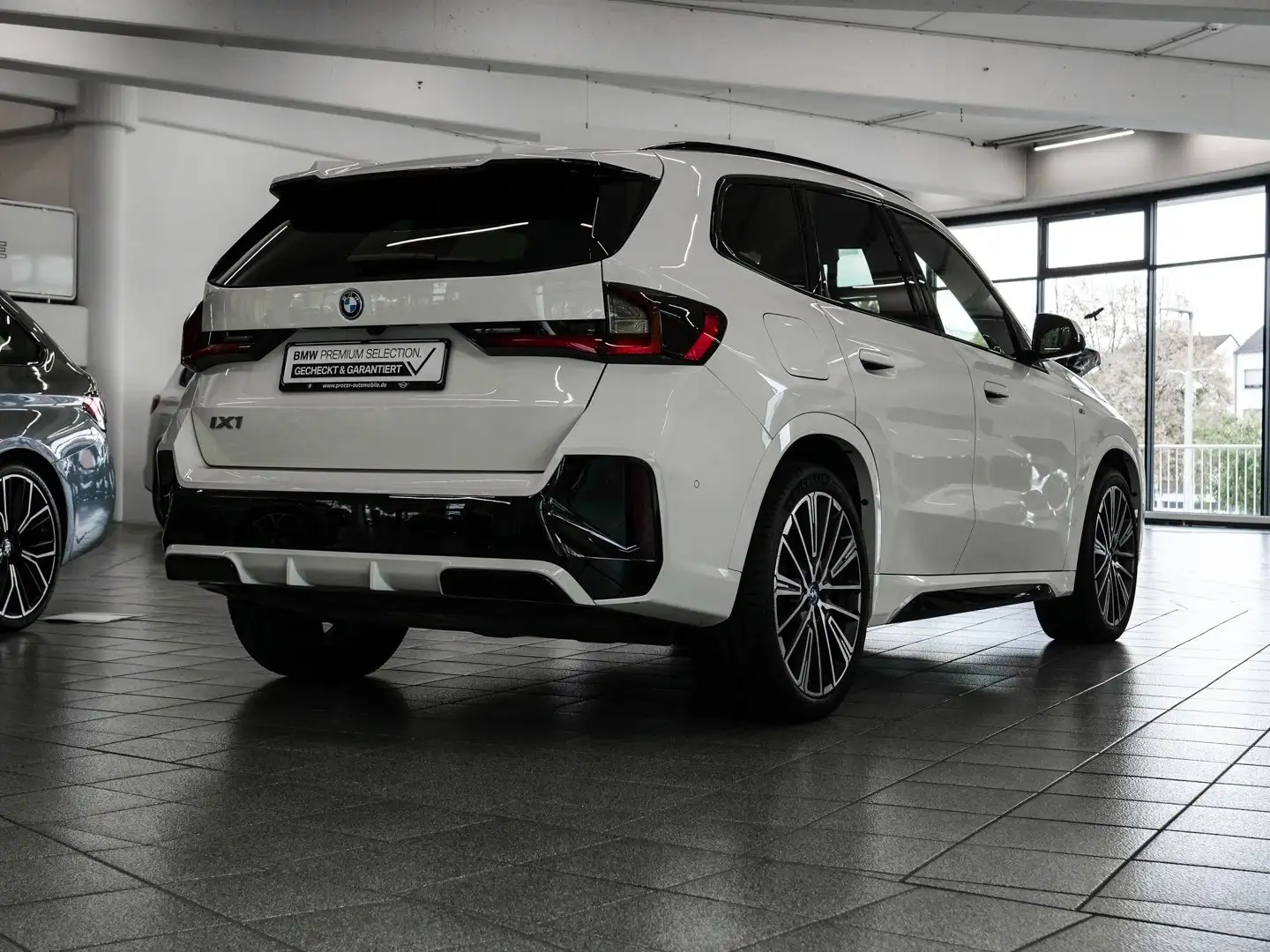 BMW iX1 eDrive20 M-Sport Aut Nav HuD LED Pano Park+ Weiß - 2