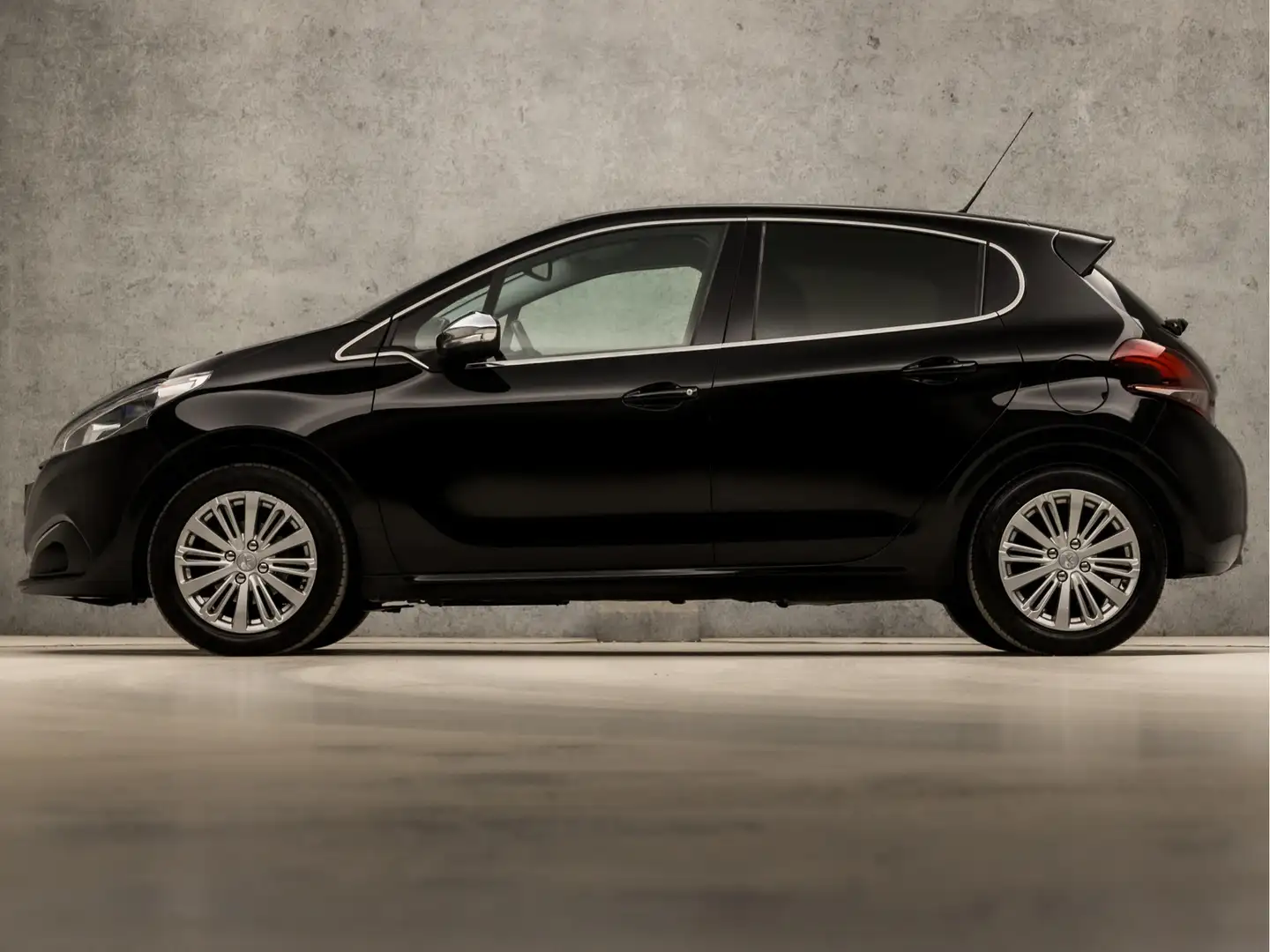 Peugeot 208 1.2 PureTech Sport (APPLE CARPLAY, NAVIGATIE, CLIM Zwart - 2