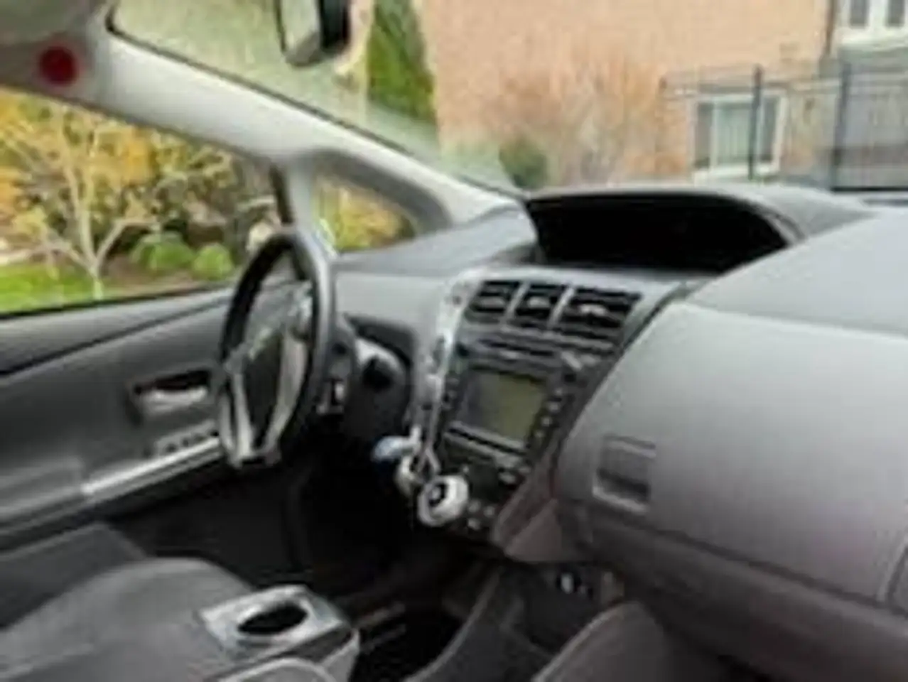 Toyota Prius v снимка Toyota Prius v