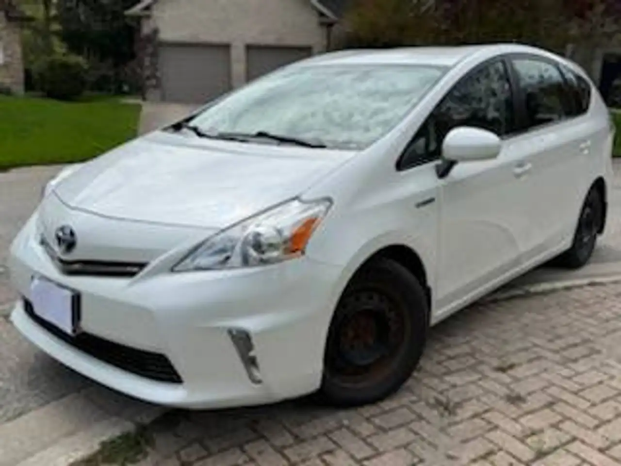 Toyota Prius v снимка Toyota Prius v
