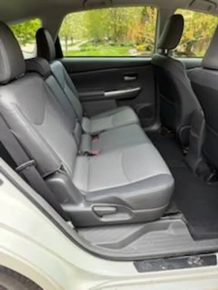 Toyota Prius v снимка Toyota Prius v
