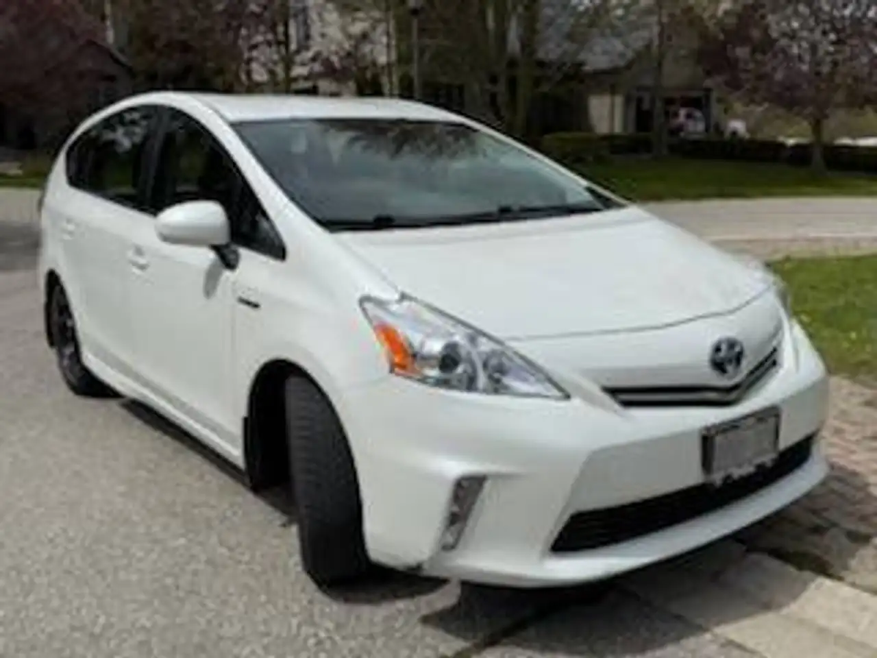 Toyota Prius v снимка Toyota Prius v