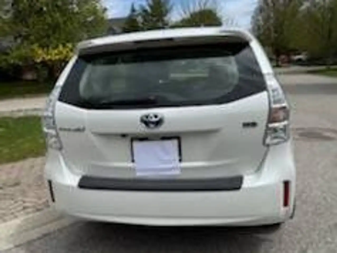 Toyota Prius v снимка Toyota Prius v